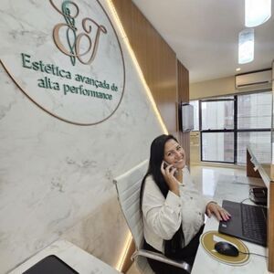 Day, secretária da Dra. Jociene Andrade - responsável pelos agendamentos e atendimento personalizado na clínica EJ Estética em Curitiba