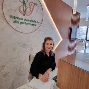 Fran, secretária da Dra. Jociene Andrade - responsável pelos agendamentos e atendimento personalizado na clínica EJ Estética em Curitiba